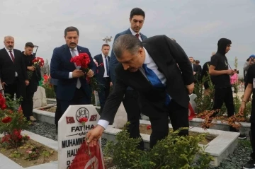 Deprem mezarlığında vatandaşlara başsağlığı dileyen Sağlık Bakanı Koca, “Dün buradaydık, bu gün buradayız ve yarında Hatay’ımızda olacağız”
