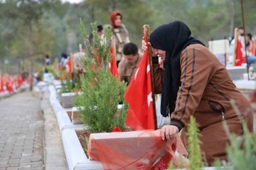 Deprem şehitleri mezarlığında göz yaşları sel oldu
