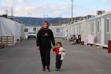 Depremde binadaki 70 kişiden 66’sı hayatını kaybetti, kurtulan ailede anne hem çocuğuna bakıyor hem çalışıyor
