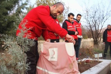 Depremde doğan ve depremde hayatını kaybeden Miraç’ın kabri başındaki detay yürek burktu
