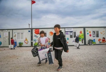 Depremde etkilenen öğrencilerin okul ihtiyaçları Büyükşehir’den
