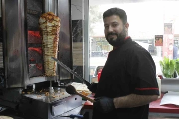 Depremde evini ve iş yerini kaybeden esnaf yeniden hayata tutundu
