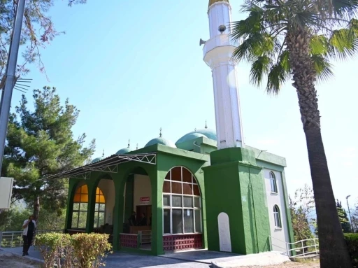 Depremde hasar alan cami yeniden ibadete açıldı
