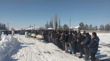 Depremde hayatını kaybeden polis ve ailesi toprağa verildi
