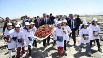 Depremde hayatını kaybedenler anısına Van Gölü'ne saygı çelengi bırakıldı