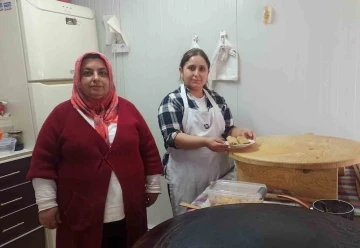 Depremde iş yeri yıkılan abla-kardeş konteyner iş yerinde hizmet veriyor
