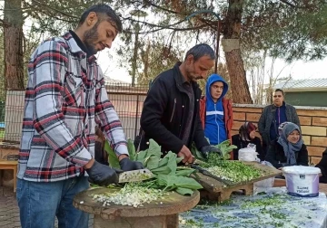 Depremde iş yeri yıkıldı, tirşik çorbasıyla ayakta kalmaya çalışıyor
