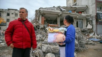 Depremde kaybettiği annesi ve 3 kardeşinin hatıraları için enkazın başında bekliyor