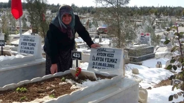 Depremde oğlunu, gelinini ve torunlarını kaybeden yaşlı kadın mezarlıktan ayrılamıyor
