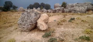 Depremde yerinden oynayan kayalar korkutuyor
