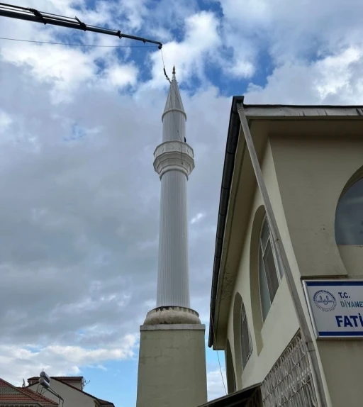 Depremde yıkılan cami minareleri yeniden inşa edildi
