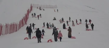 Depremden etkilenen çocuklar kızaklarla kayarak eğlendi