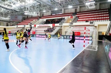 Depremden etkilenen Elazığ ve Adana, hentbol finalinde karşı karşıya geldi
