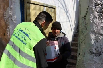 Depremden etkilenen vatandaşların gıda kolileri evlerine ulaştırılıyor
