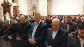 Depremden sonra restore edilen tarihi cami ilk teravihle ibadete açıldı
