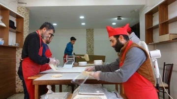 Depremin etkilediği Hatay’da Ramazan’ın vazgeçilmezi &quot;küncülü helva&quot; geleneği sürüyor
