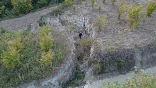 Depremin ikiye böldüğü tarladaki 4 metre derinliğe sahip devasa yarık görüntüsüyle ürkütüyor