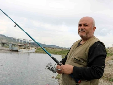 Depremin psikolojik etkisinden balık tutarak uzaklaşmaya çalıştılar
