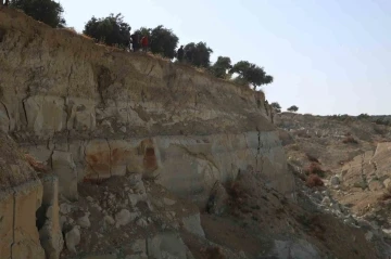 Depremin üzerinden aylar geçse de devasa yarık görüntüsüyle ürkütüyor