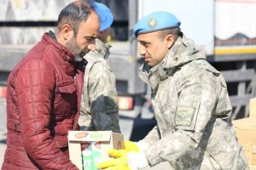 Depremin yaralarını kahraman Mehmetçik sarıyor
