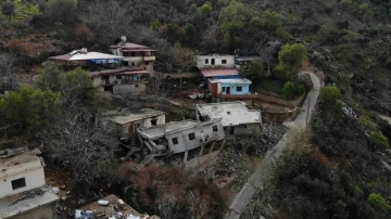 Depremin yıkamadığını dağdan kopan kayalar yıktı
