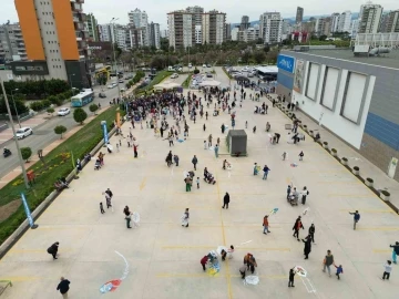 Depremzede çocuklar için ’Uçurtma Şenliği’ düzenlendi
