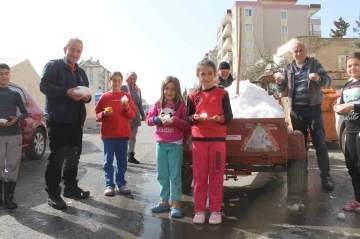 Depremzede çocukların &quot;kar dedesi&quot;
