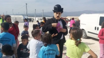 Depremzede çocukların yüzü Charlie Chaplin ile güldü
