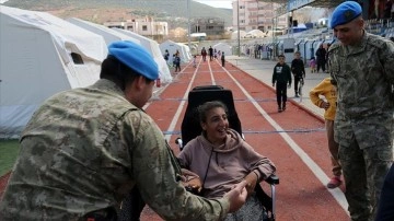 Depremzede engellinin akülü tekerlekli sandalye ihtiyacını Mehmetçik karşıladı