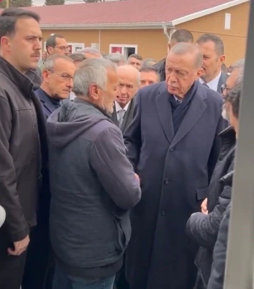 Depremzede Erdoğan’a dert yandı: &quot;Ya CHP’ye ya da HDP’ye üye olacaksın konteyneri öyle alacaksın dediler&quot;
