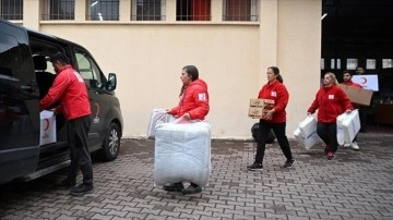 Depremzede gönüllüler acılarına rağmen yardımlarını aralıksız sürdürüyor