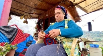 Depremzede kadının elinin değdiği buğday sapları, tepsi oluyor
