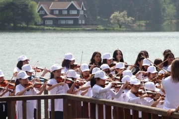 Depremzede küçük müzisyenlerden Bolu’da keman konseri
