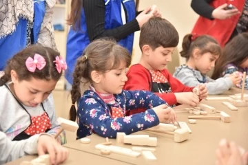 Depremzede minikler hem öğreniyor hem de eğleniyor
