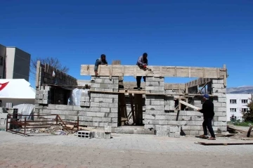 Depremzede muhtar fırın inşasına başladı, Ramazan ayı boyunca ücretsiz pide dağıtacak
