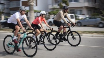 Depremzedeler için İstanbul'dan Hatay'a pedal çevirdiler