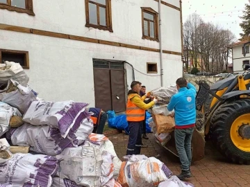 Depremzedeler için odun yardımı
