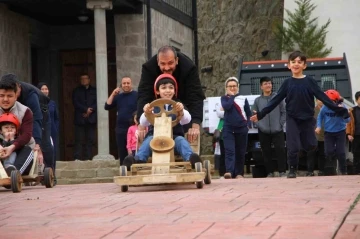 Depremzedeler Rize’nin tahta arabalarıyla tanıştı, doyasıya eğlendi
