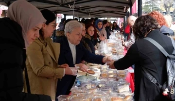 Depremzedeler yararına yardım kampanyası düzenlendi, vatandaşlar akın etti
