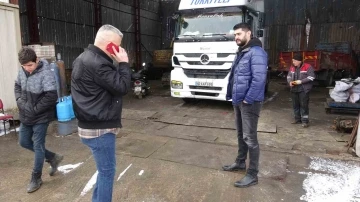 Depremzedelere yardım götürmek için yola çıktılar, lastikleri patlasa da durmadılar
