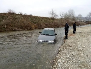 Dereye düşen otomobilini çıkaramayınca bırakıp gitti