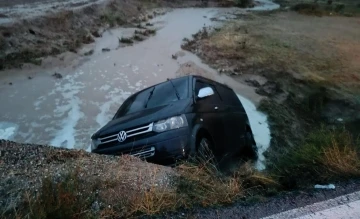 Dereye uçan minibüste 4 kişi yaralandı
