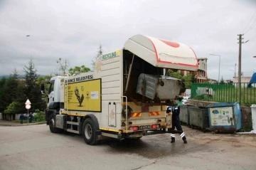 Derince’de çöp konteynerleri dezenfekte ediliyor
