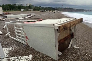 Dev dalgalar dünyaca ünlü sahildeki cankurtaran kulelerini domino taşı gibi devirdi
