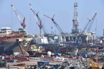 Dev gemiler İzmir’deki gemi söküm merkezinde geri dönüşüme kazandırılıyor
