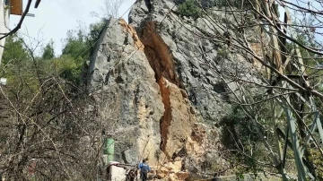 Devasa kaya deprem de yarıldı, artçılarda iyice açıldı tehlike arttı
