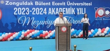 Devrek’te üniversite öğrencileri mezuniyetlerini kep atarak kutladılar
