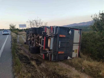 Devrilen kamyon şarampole yuvarlanmaktan son anda kurtuldu
