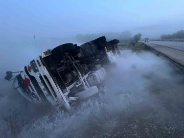 Devrilen LNG yüklü çekicideki gaz, 13 saatlik çalışmayla tahliye edilebildi
