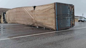 Devrilen tır ulaşımda aksamaya neden oldu
